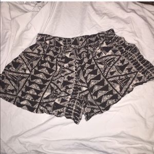NEW | Black and white flowy shorts