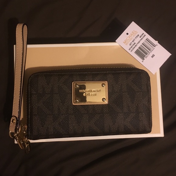 Michael Kors Handbags - NWT Michael Kors Jet Set Wristlet