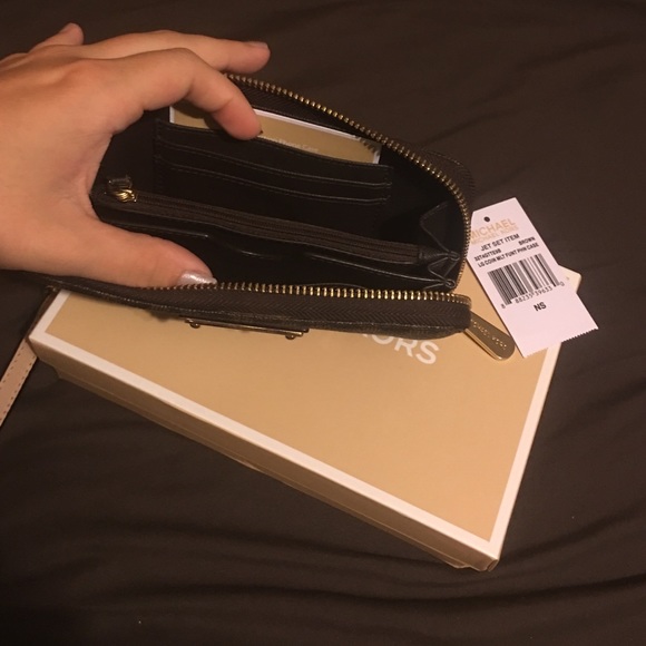 NWT Michael Kors Jet Set Wristlet - Picture 2 of 3