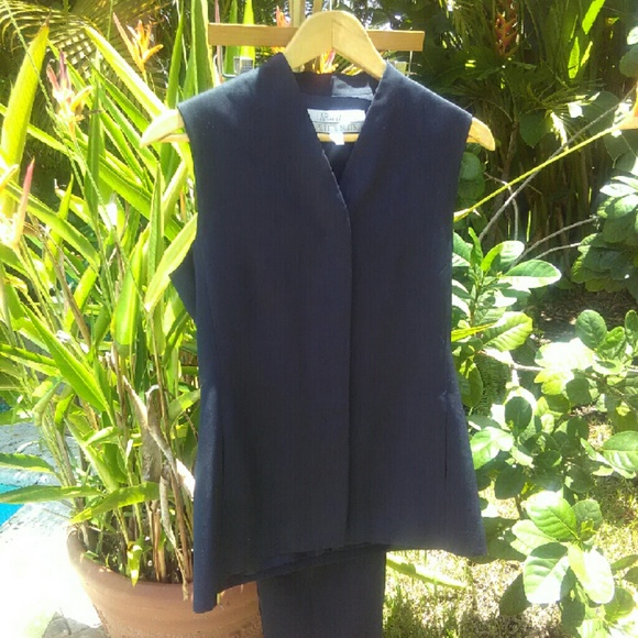 LARRY LEVINE Petite suit