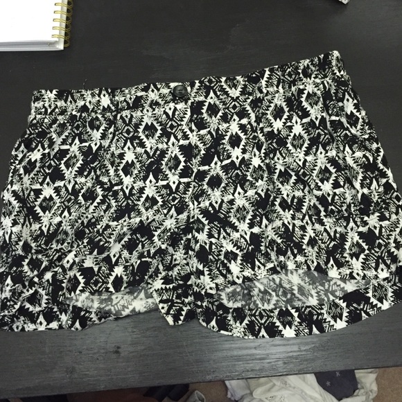 AMERICAN RAG FLOWEY SHORTS - Picture 1 of 4