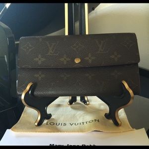 Authentic Louis Vuitton Sarah Long Wallet.