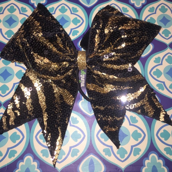 Cheer bow