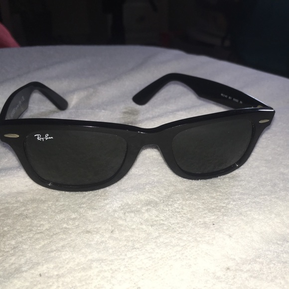 Black Wayfarer Ray-Bans