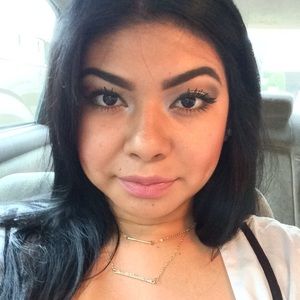 Meet your Posher, Yesenia