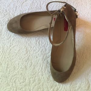 Saks Fifth Avenue RED Label Taupe Flats 41/10