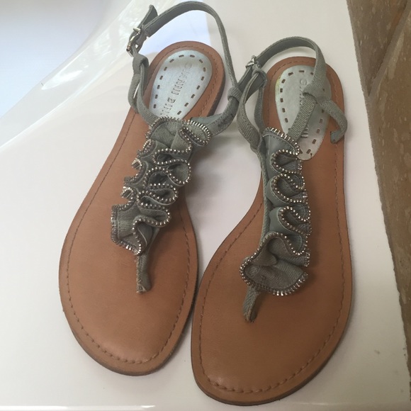 Gianni Bini ruffled sandals. Size 6