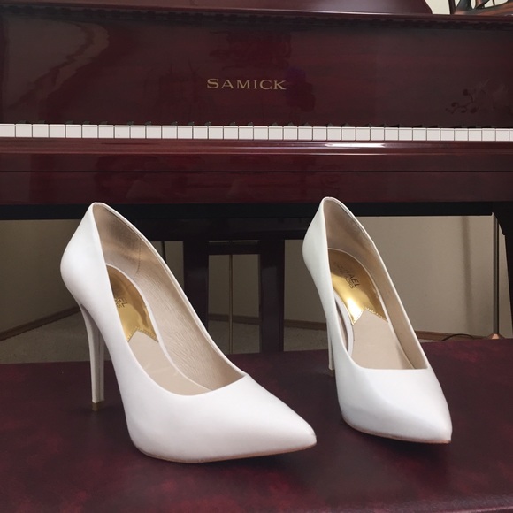 Michael Kors White leather pumps