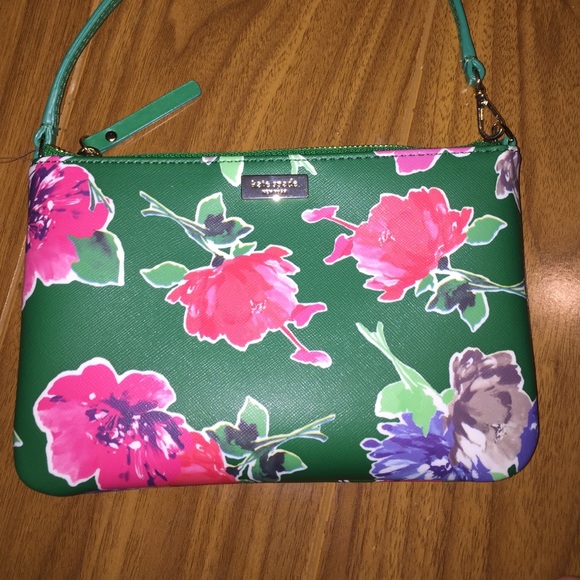 kate spade Handbags - Must sell 🎀Kate spade wristlet