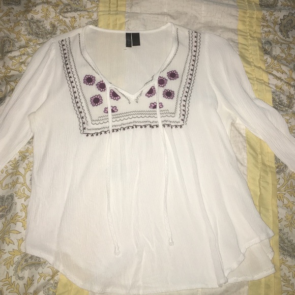 Tillys mid sleeve shirt! only worn once! - Picture 1 of 3