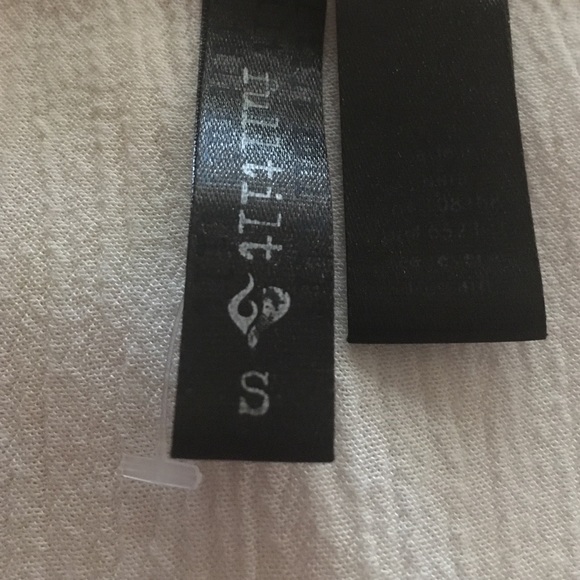 Tillys mid sleeve shirt! only worn once! - Picture 2 of 3