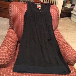 Johnny was sleeveless black dress.