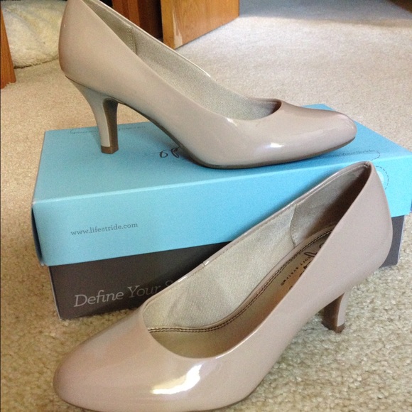 Life Stride taupe shoes