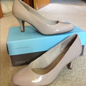 Life Stride taupe shoes