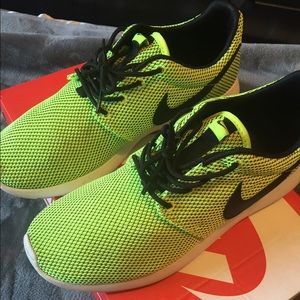 Nike volt Roshe Runs