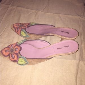 Pointed floral design miu miu heel. 💕