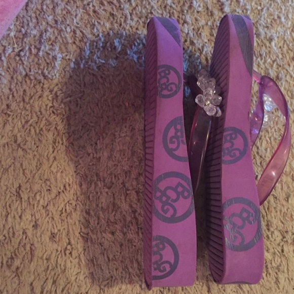 🎀BCBGIRLS cutest flipflops style sandals. CUTE🎀 - Picture 2 of 4