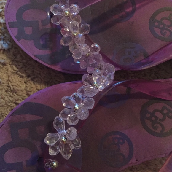 🎀BCBGIRLS cutest flipflops style sandals. CUTE🎀 - Picture 3 of 4