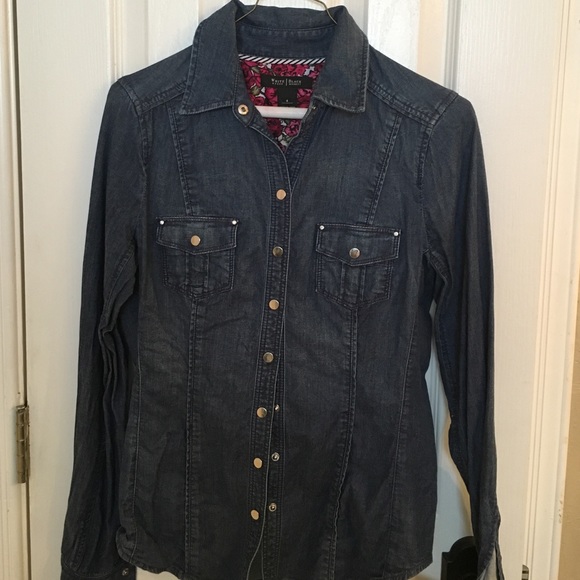 Cute WHBM fitted denim shirt