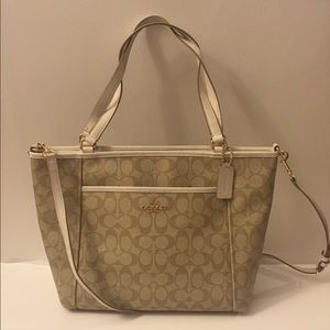 NWT COACH POCKET TOTE IN SIGNATURE