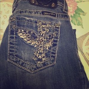 A beautiful pair of Miss Me Jeans🌻