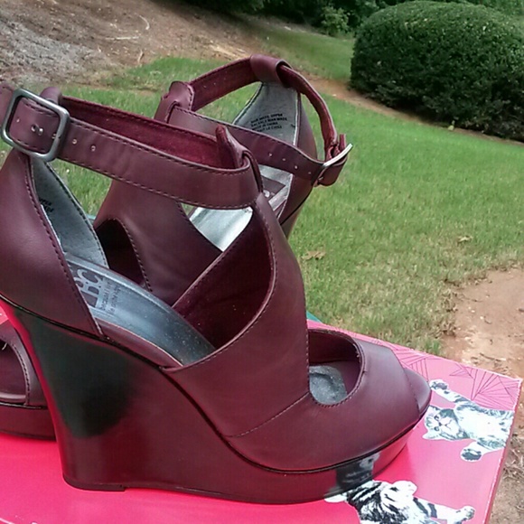 Burgundy Wedge