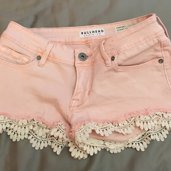 Pink bullhead shorts with lace