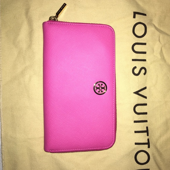 Tory Burch Handbags - Tory Burch Pink Robinson Wallet