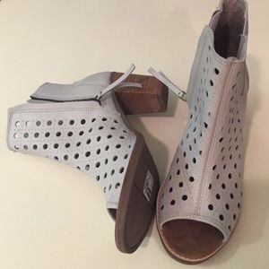 NWOT TOMS Shoes