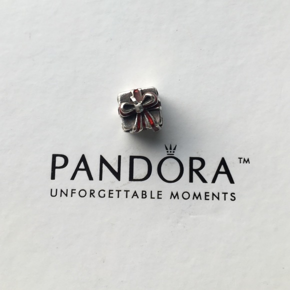 Present charm by Pandora