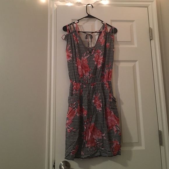 Cute silky summer dress. With pockets!!