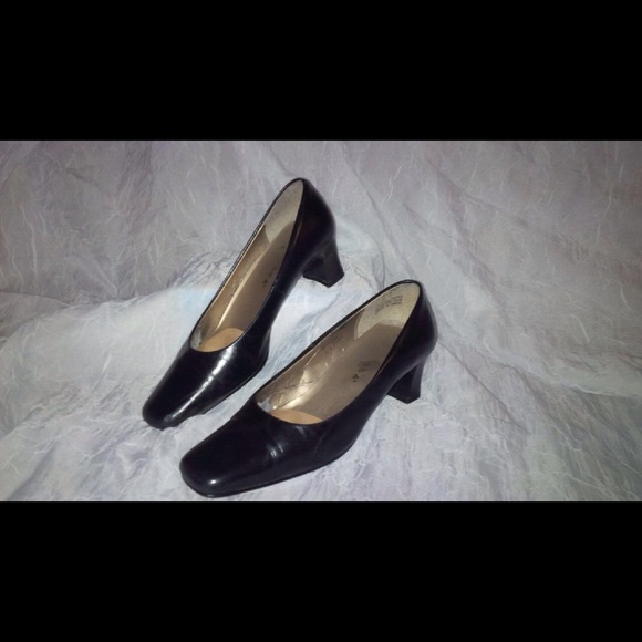 Black Caressa pumps