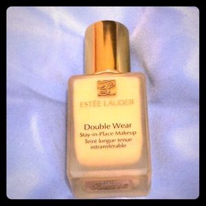3/4 Full Estée Lauder Double Wear Foundation