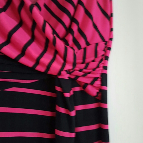Form fitting classy dress - Picture 3 of 4