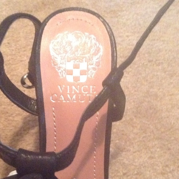 VINCE CAMUTO "gotta have" Black Heels - Picture 2 of 2