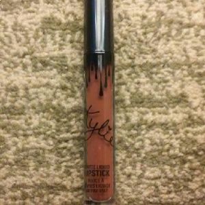 Liquid matte lipstick