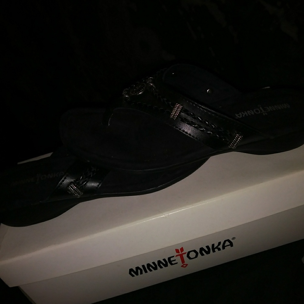 "Minnetonka" Flip flops
