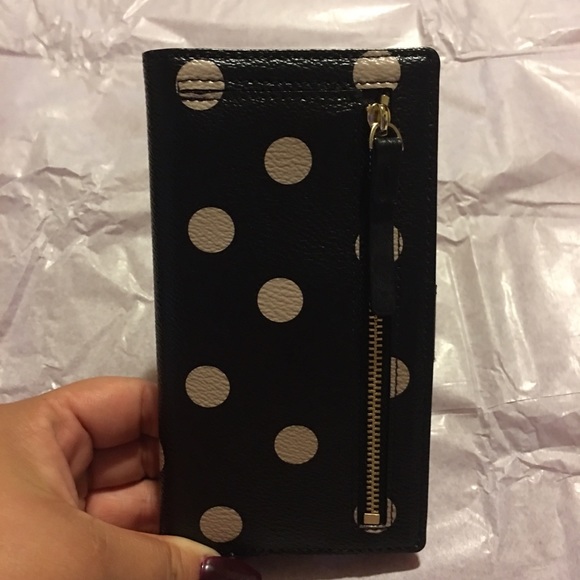 1 hour sale!!!!!  Wallet - Picture 2 of 3