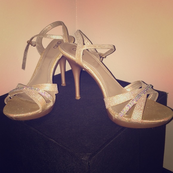 Sparkling gold high heels