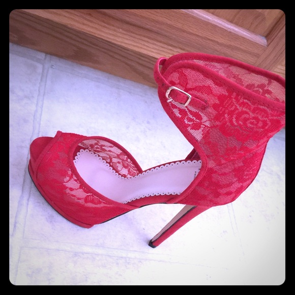 Super cute red lace stilettos 👠