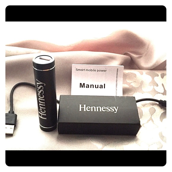 HENNESSY Portable charger bee in box.