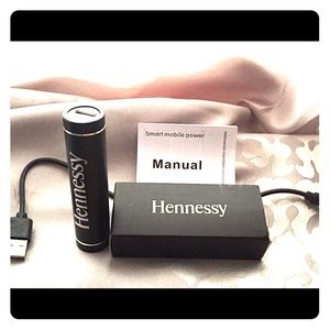 HENNESSY Portable charger bee in box.