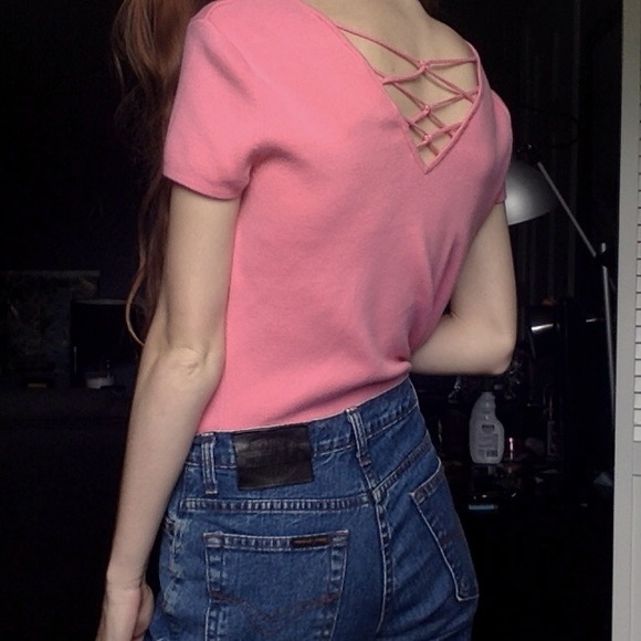 UNIF Tops - 💖FINAL PRICE 💖 pink v-neck top with back design