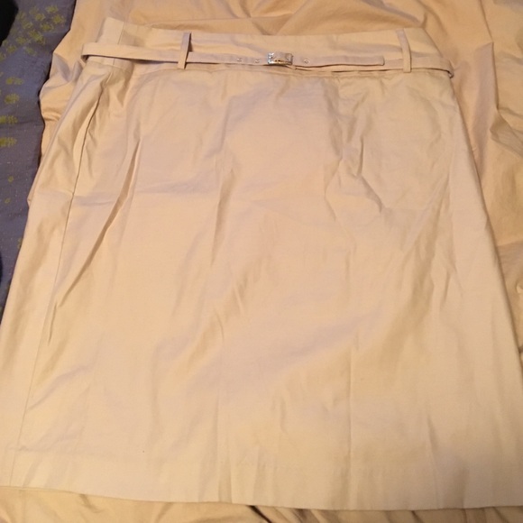 Khaki skirt with cute belt