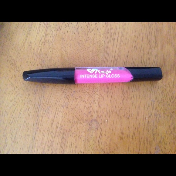⚡️Free lip gloss with a purchase of $10 or more!!