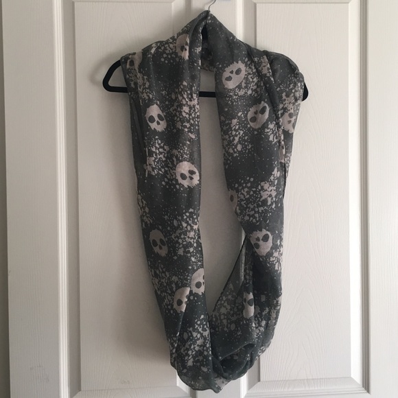 Circle scarf with skulls