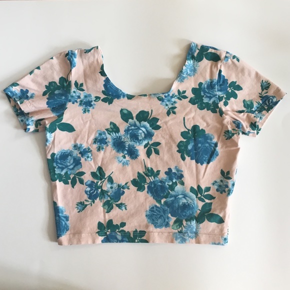Vintage-inspired flower print crop top