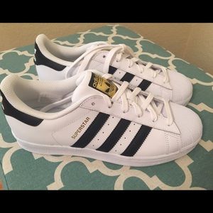 *BRAND NEW NEVER WORN* Adidas Classic Superstars