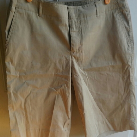 NWOT Liz Claiborne Bermuda stretch short.