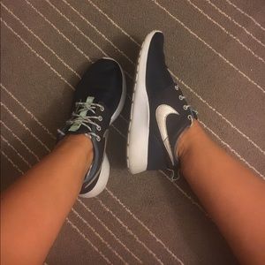 💕LOWEST PRICE! Nike Rosherun !!!!!